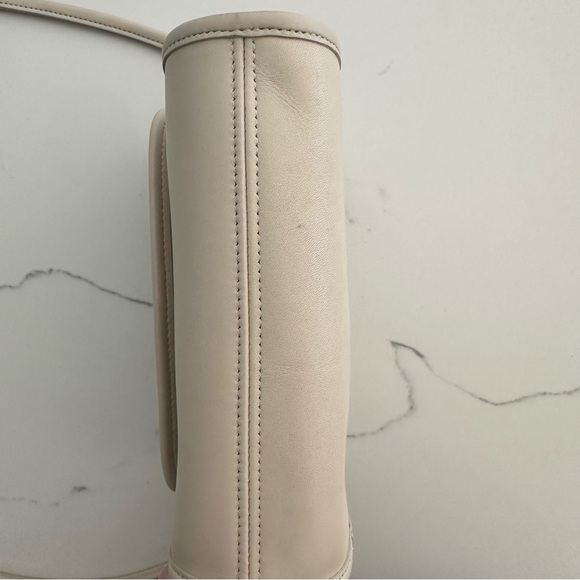 Vintage Coach Chrystie Crossbody 90s Small Handbag in Cream and Brass - Picture 4 of 10